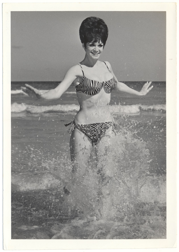 Diane Varga - promotional modeling beach scene - Recto