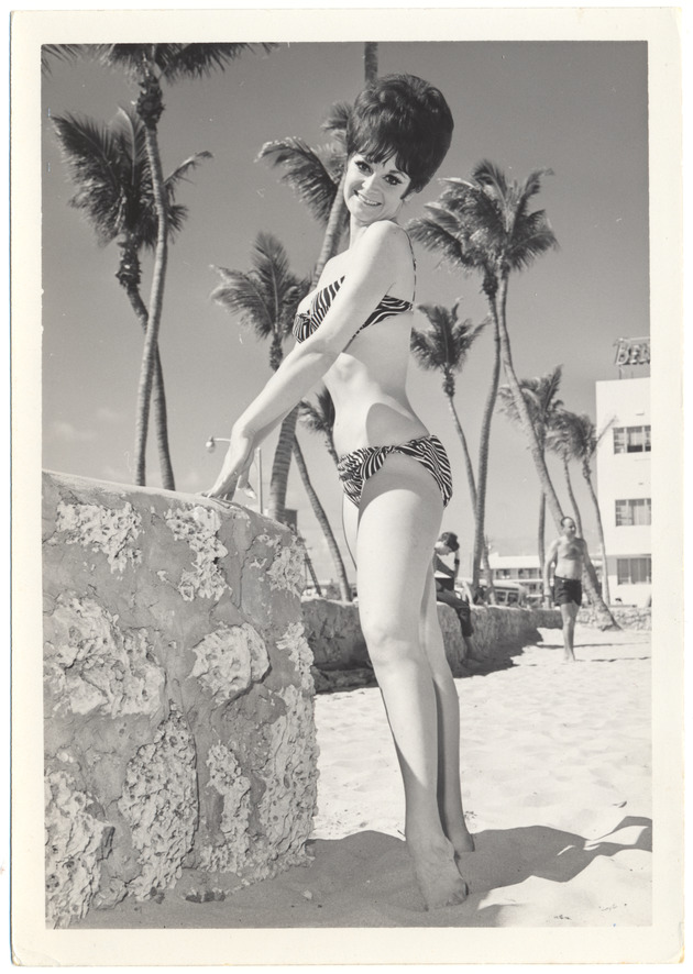 Diane Varga - promotional modeling beach scene - Recto