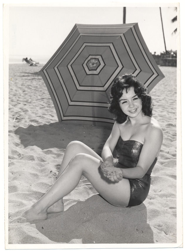 Sandy Zabaty - promotional modeling beach scene - Recto