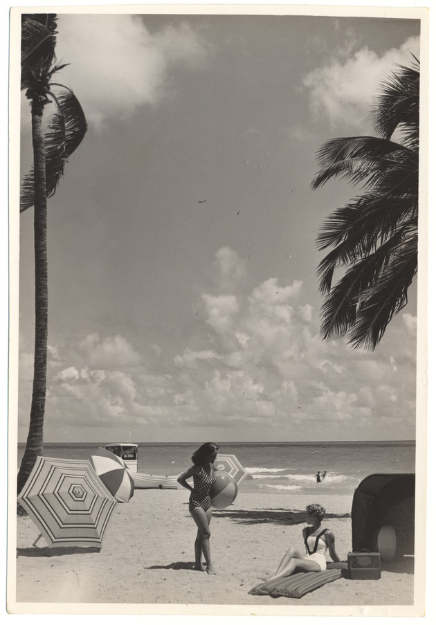 Carole Hanna and Jeanne Leonard - promotional modeling beach scene - Recto