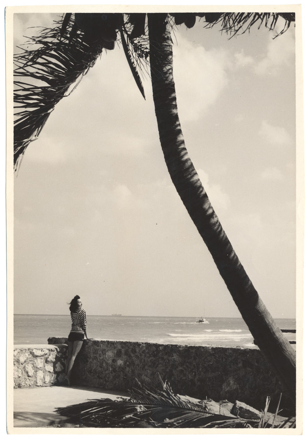 Syn Sinclair - promotional modeling beach scene - Recto