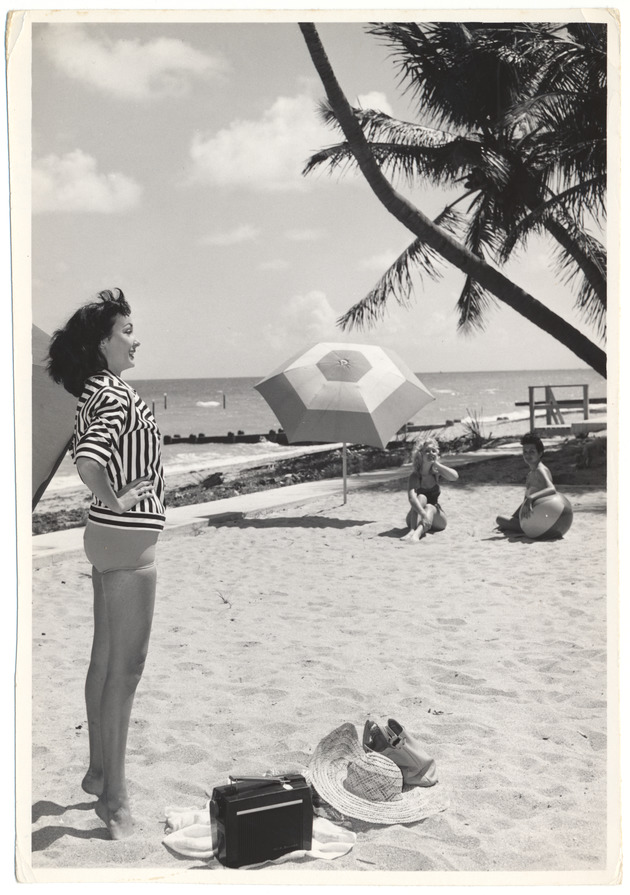 Syn Sinclair and two others - promotional modeling beach scene - Recto