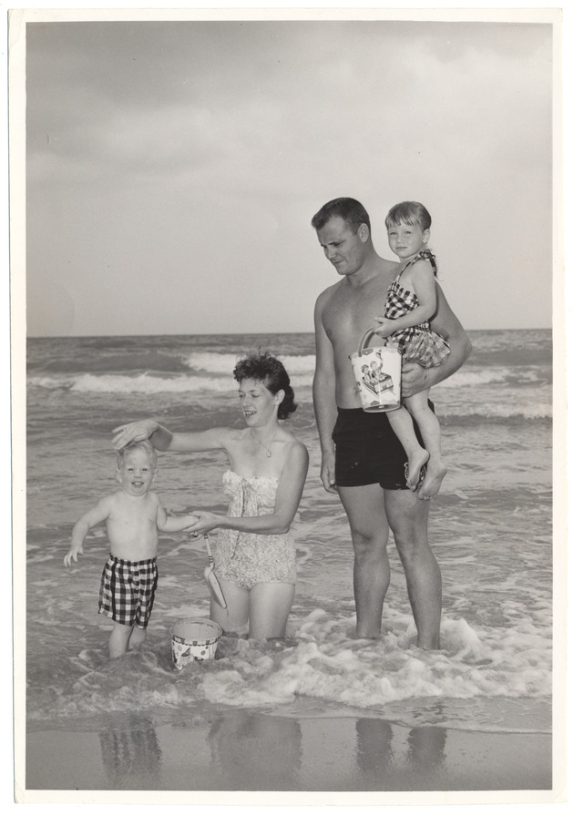 The La May family at the beach - promotional modeling scene - Recto