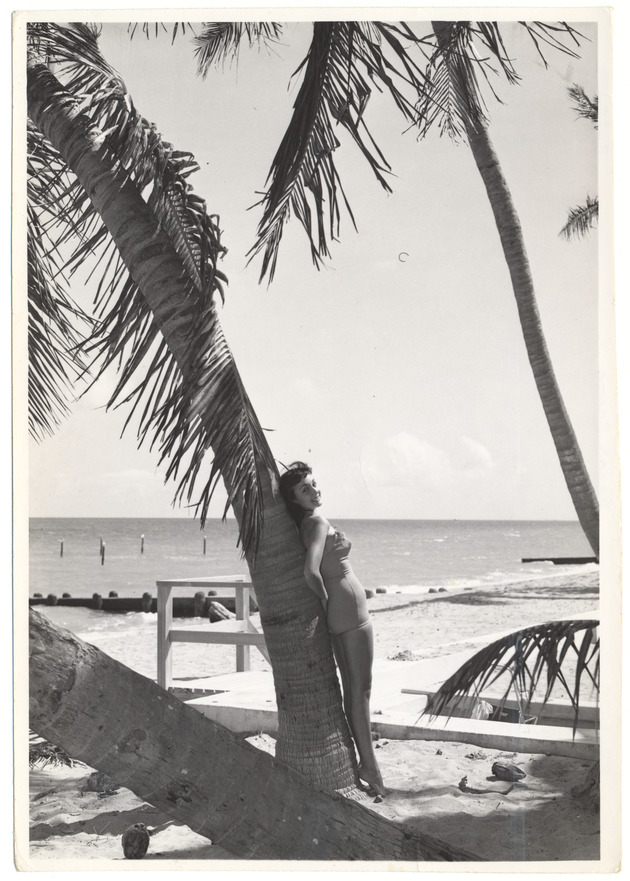 Syn Sinclair  - promotional modeling beach scene - Recto