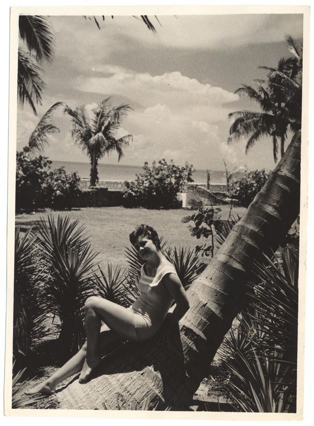 Promotional photograph of unknown model - Recto