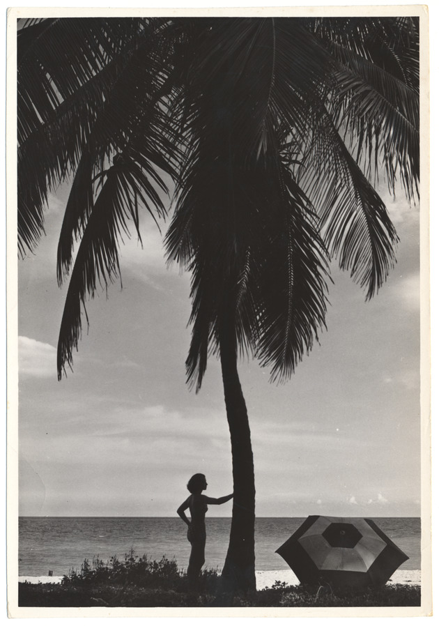 Syn Sinclair  - promotional modeling beach scene - Recto