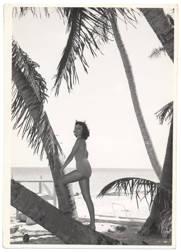 Syn Sinclair  - promotional modeling beach scene - Recto