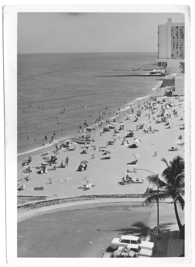 Beachgoers on beach at Ocean Terrace, looking south - Recto Photograph