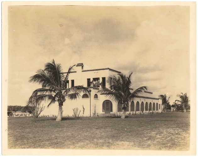 Bayshore Golf Club building - Photograph, recto: [The Bayshore Golf Club. The building features a large Florida room]