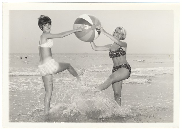 Pat Thomas and Diane Edney, 1960s - Photograph, recto: [Models Pat Thomas and Diane Edney]