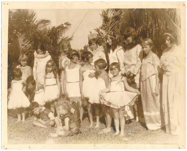 Flamingo Park Children's Theatre - Photograph, recto: [Children in costumes, 1929]