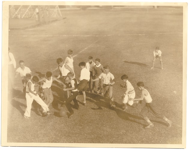 Speed ball and basketball games at Flamingo Park, 1930 and 1933 - Photograph, recto: [Intra-mural speed ball team playing at Flamingo Park, 1930]