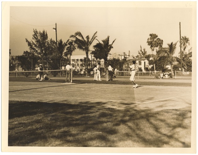 Tennis courts and players at Flamingo Park, 1931-1933 - Photograph, recto: [Flamingo Park tennis courts, 1932]