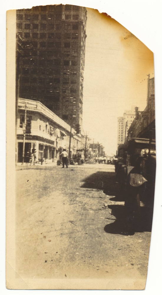 Meyer-Kiser building at 139 NE 1st Street under construction - Photograph, recto: [The Meyer-Kiser Building under construction]