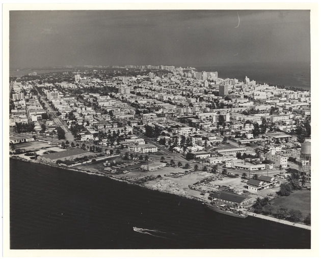 Aerial view of the bay side of Miami Beach, looking north - Recto Photograph