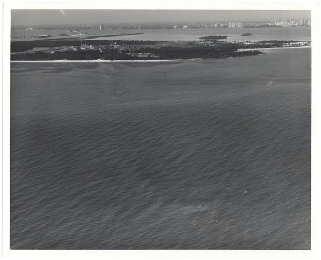 Aerial view of Biscayne Bay with Miami Beach in the background - Recto Photograph