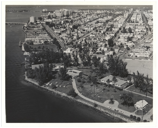 Aerial view of the bay side of Miami Beach, looking north - Recto Photograph