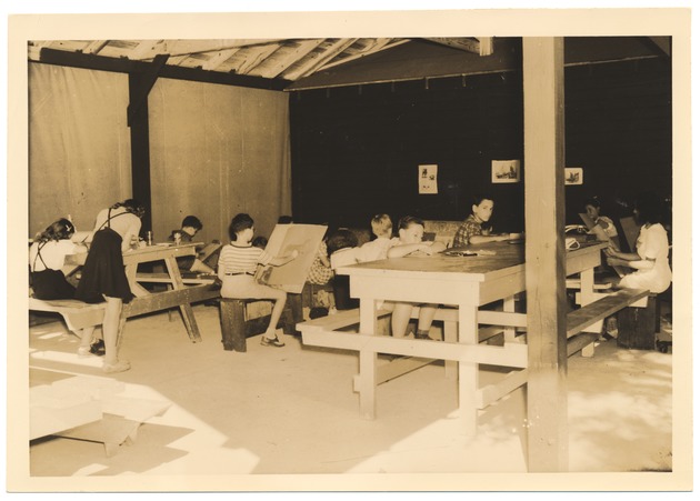 Flamingo Park art classes - Photograph, recto: [Art classes at Flamingo Park]