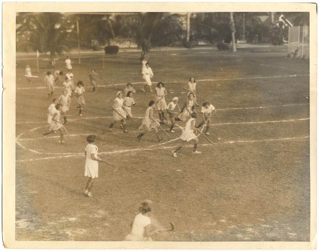 Girls' intramural field hockey at Flamingo Park - Photograph, recto: [Girls' intramural field hockey at Flamingo Park, 1931]