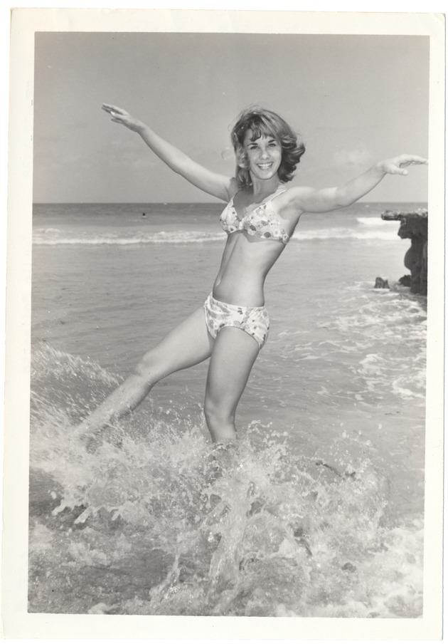 Jackie Modisette kicking waves - 