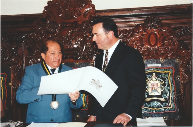Ica, Peru, Mayor Oscar Sanchez Dulanto presenting keys of the city to Miami Beach Mayor Neisen Kasdin - Photograph, recto: [Mayor Oscar Sanchez Dulanto with Mayor Neisen Kasdin]