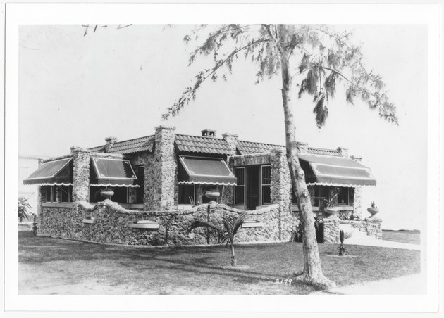 Avery Smith House at 900 Collins Avenue - Photograph, recto: [Avery Smith House, constructed of coral rock]