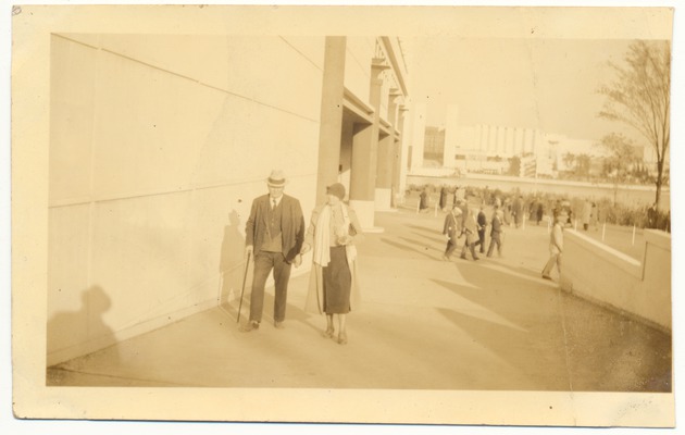 Man and woman walking outdoors - 