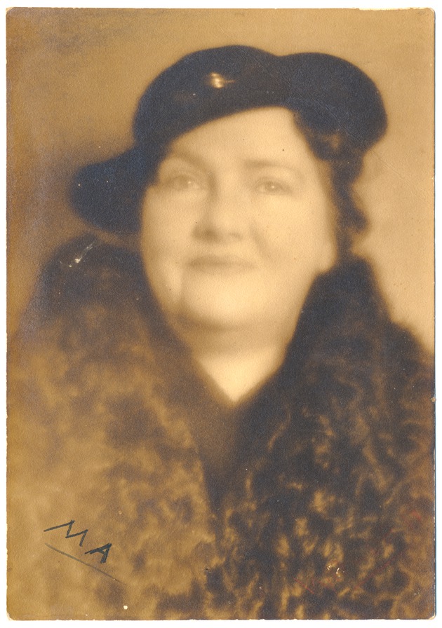 Portrait of woman - 