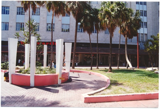 Lincoln Road and Lincoln Road Mall, 1994 - Photograph, recto: [View of structure in Lincoln Road]