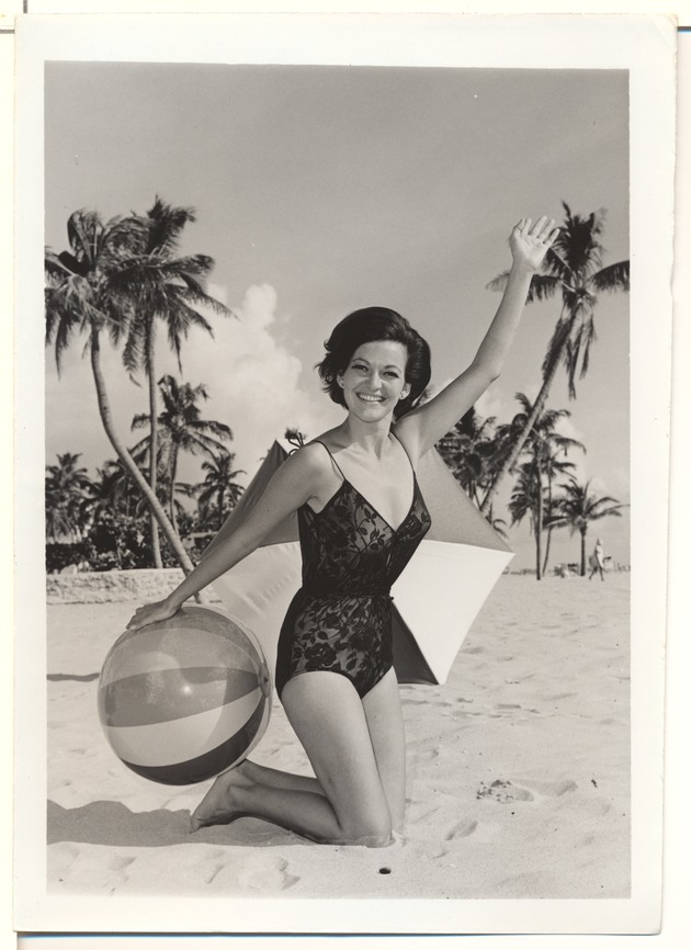 Jean Pinder - beach modeling scene - Recto Photograph