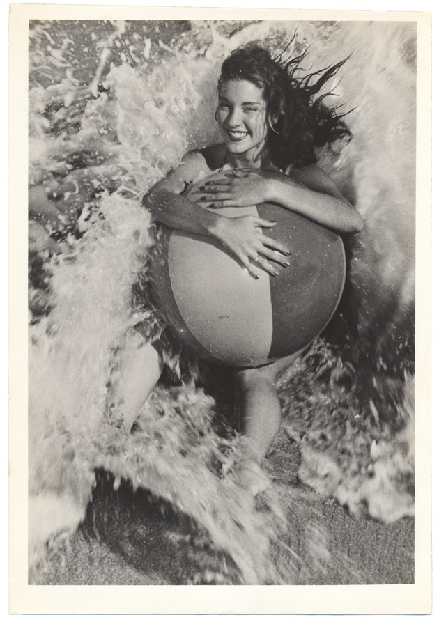 Sandy Blum - beach modeling scene - Recto Photograph