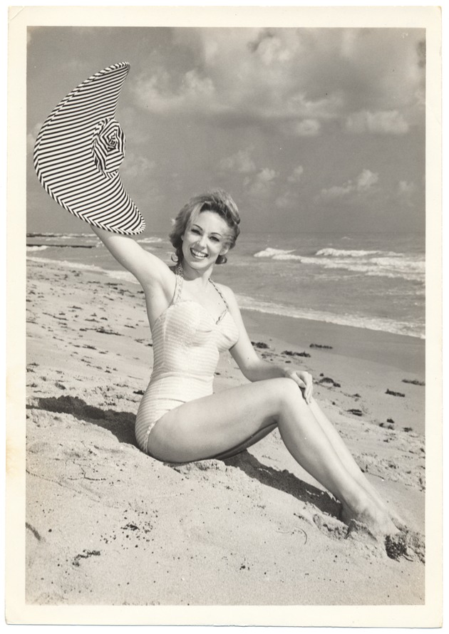 Bonnie Dwyer - beach modeling scene - Recto Photograph