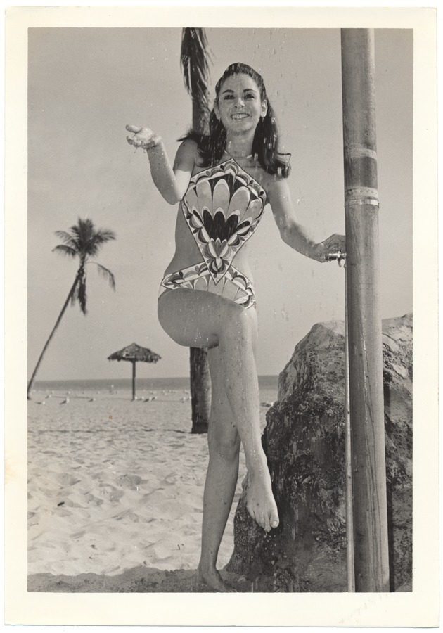 Toni Sklan - beach modeling scene - Recto Photograph