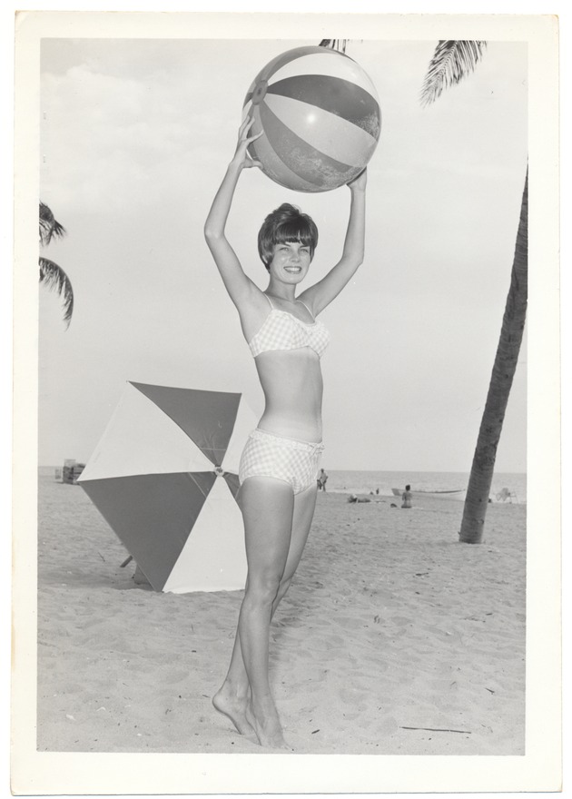 Pat Thomas - beach modeling scene - Recto Photograph