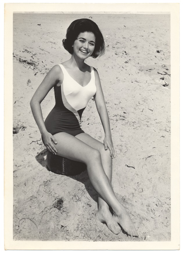 Carol Hale - beach modeling scene - Recto Photograph