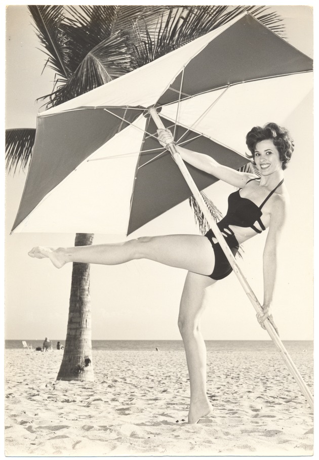 Nikki O'Conner - beach modeling scene - Recto Photograph