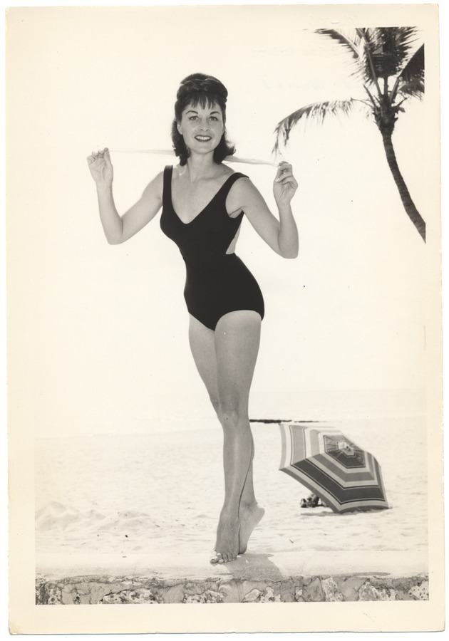 Georgine Anders - beach modeling scene - Recto Photograph