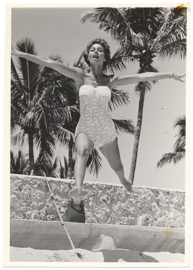 Pauline Hatfield - beach modeling scene - Recto Photograph