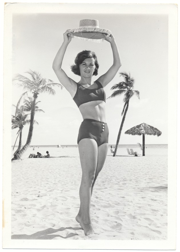 Pat Kuntz - beach modeling scene - Recto Photograph
