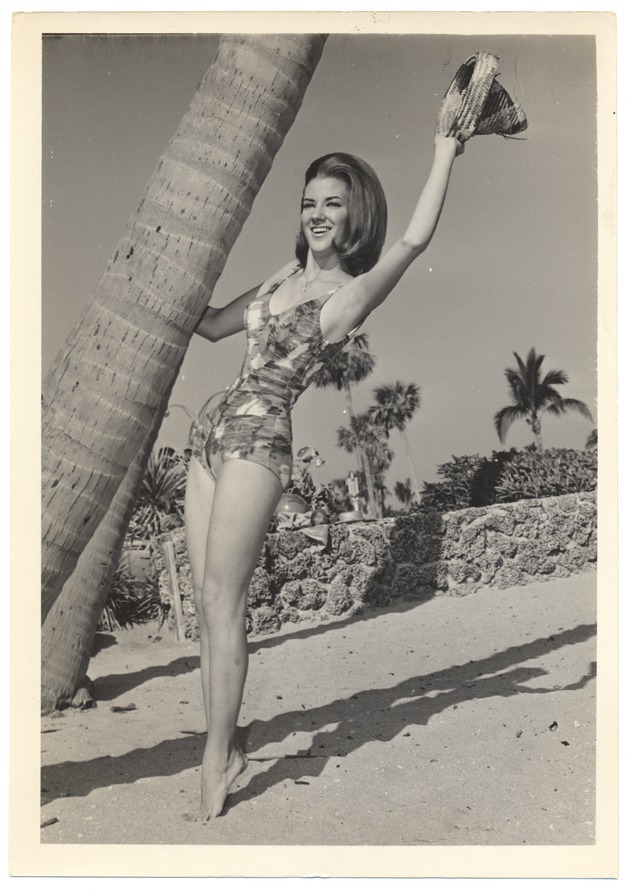Peggy Slankard - beach modeling scene - Recto Photograph