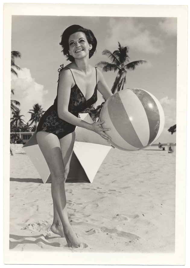 Jean Pinder - beach modeling scene - Recto Photograph