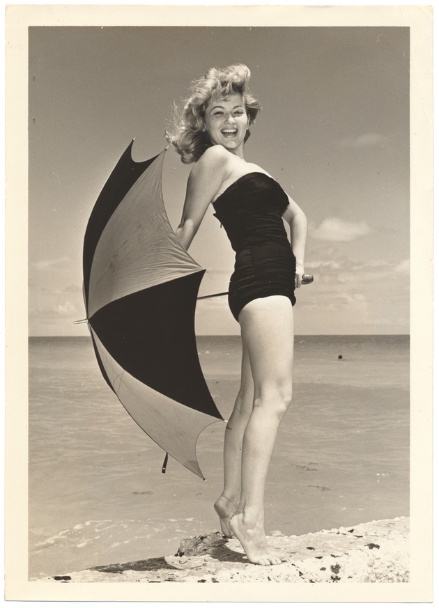 Blanche Devereaux - beach modeling scene - Recto Photograph