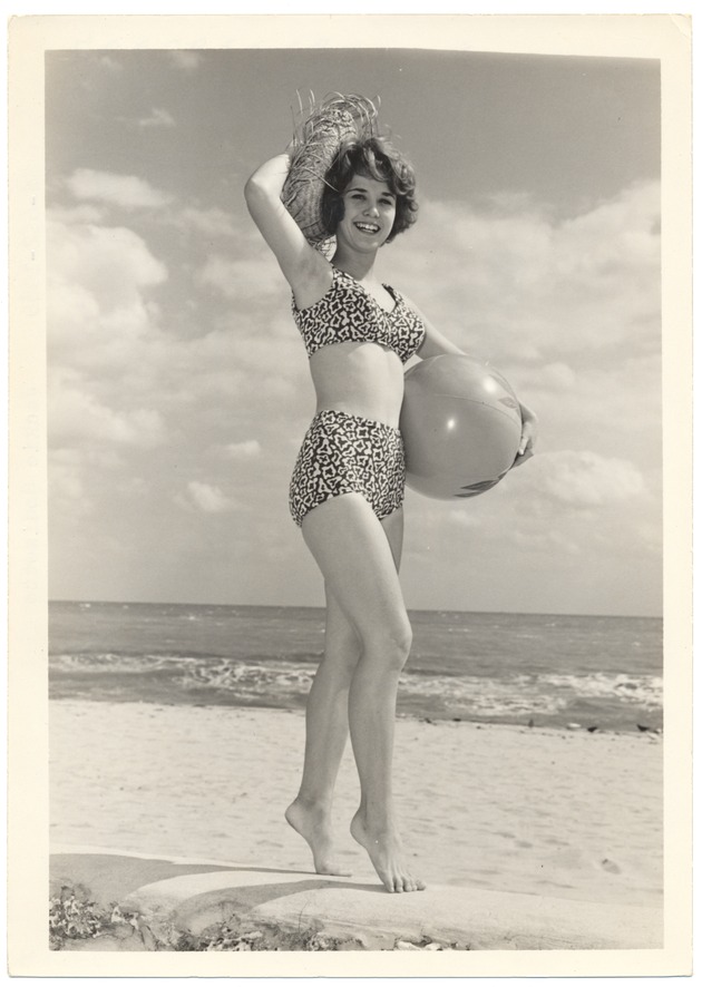Jackie Modisette - beach modeling scene - Recto Photograph