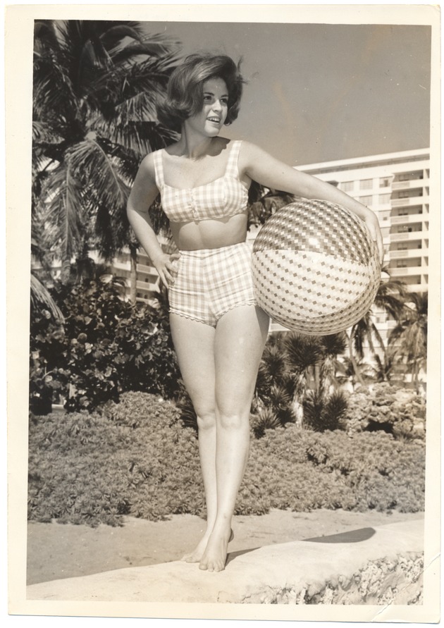 Elyse Gilman - beach modeling scene - Recto Photograph
