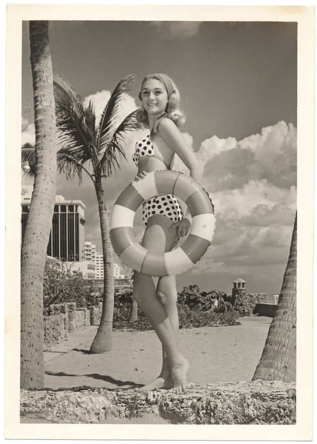 Maureen Solomon - beach modeling scene - Recto Photograph