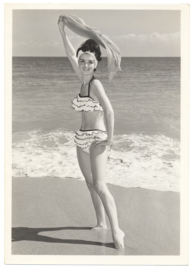Gail Andrea - beach modeling scene - Recto Photograph