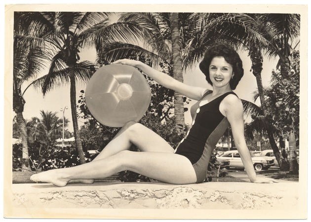 Linda Lee Cravey - beach modeling scene - Recto Photograph