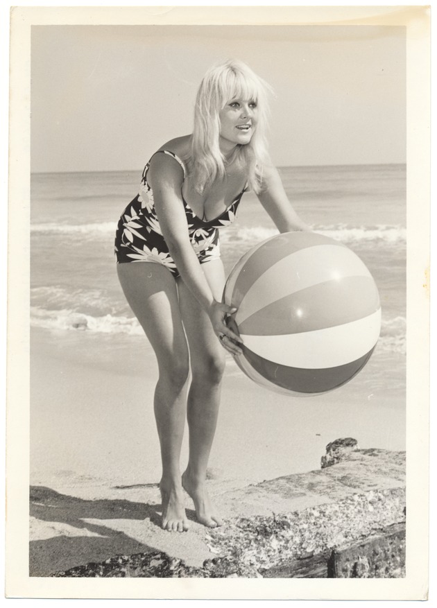 Elizabeth Alexandria - beach modeling scene - Recto Photograph