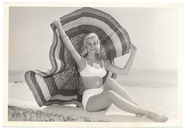 Jayne Strong - beach modeling scene - Recto Photograph