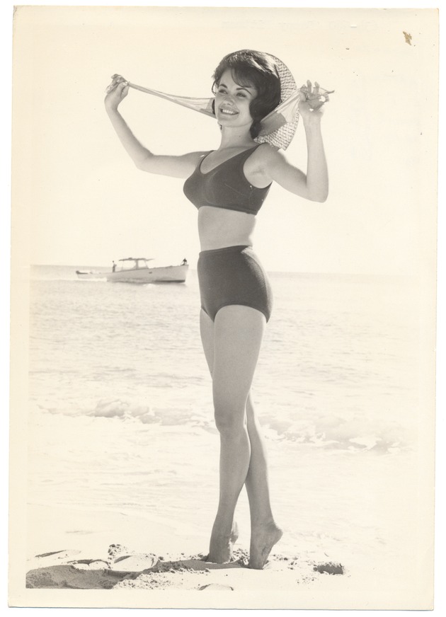 Cappy Pittman - beach modeling scene - Recto Photograph